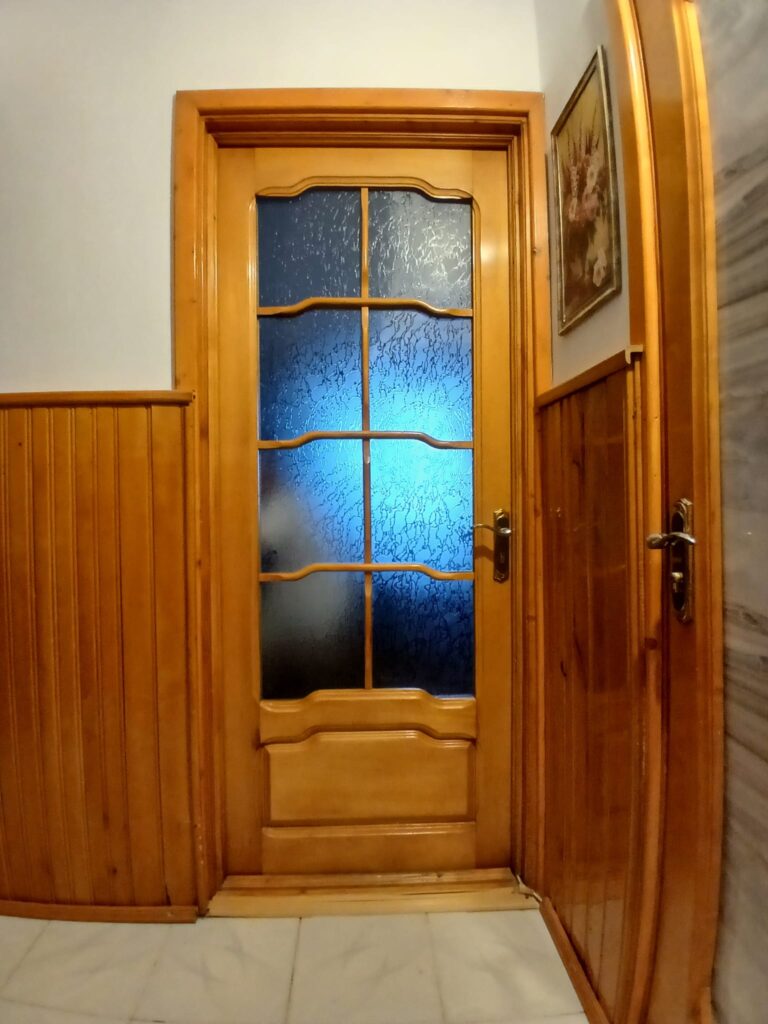 usa din tei lemn masiv lacuit la comanda in barlad 768x1024